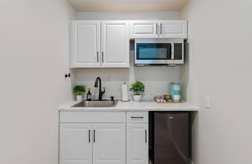 Riverside House | Charming studio near UCR, Downtown & plazas