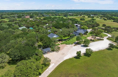 Crawford Cabin | Charming Tiny House #3 Getaway with Pool: 20 minutes from Baylor and Magnolia!
