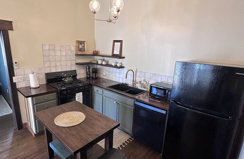 Corona Heights Apartment | Charming Vintage 1-bedroom apartment with WiFi, AC in lovely Porterville