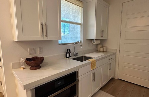 Las Vegas House | Chic and Cozy 1 bed Guesthouse w/Private Entrance