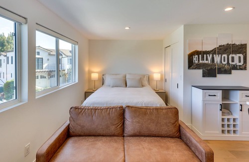 Studio City Apartment | Chic & Modern Studio City Apt w/ Mountain Views