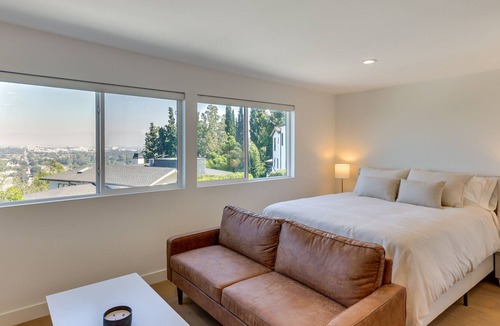 Studio City Apartment | Chic & Modern Studio City Apt w/ Mountain Views