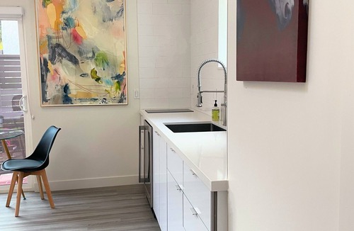 Norma Triangle Apartment | Chic new guest suite studio with WiFi and AC in fabulous West Hollywood