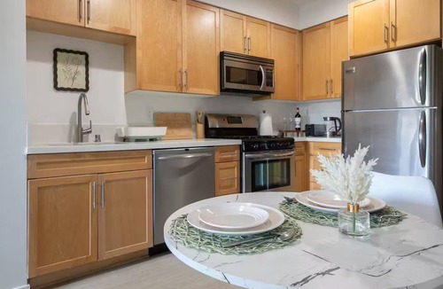 Downtown Apartment | Chic SM Apartment Free Parking & High-Speed Wi-Fi