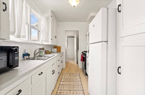 Inglewood House | Classic Inglewood LAX Bungalow House Parking W/D
