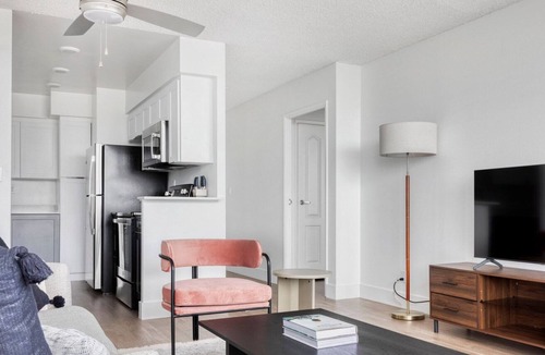 Alamitos Beach Apartment | Classic Long Beach 1BR w/ BBQ, Pool & Gym, near groceries, by Blueground