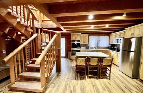 Sundance Cabin | Classic mountain retreat Right on the stream Hot tub Wood-burning fireplace Set in Sundance Canyon