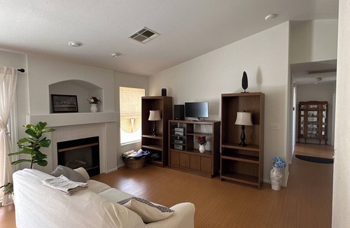 Foothills House | Clean and Cozy 3-bedroom house in peaceful Henderson with AC