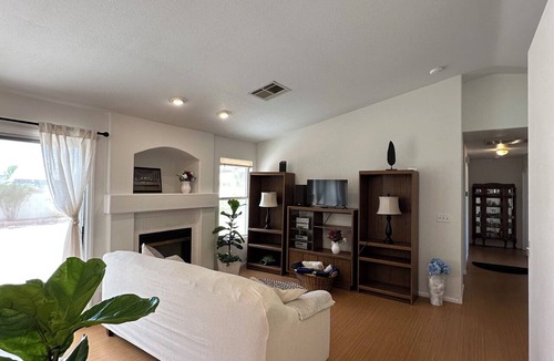 Foothills House | Clean and Cozy 3-bedroom house in peaceful Henderson with AC