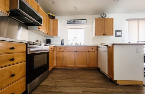 Lake Havasu City House | Clean & Cozy Lake Havasu Home - Sleeps 8 - Boat/RV Parking + 30AMP Hookup