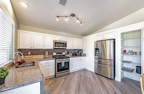 Silverado Ranch House | Clean, Cozy, Quiet! Close to everything! & garage!