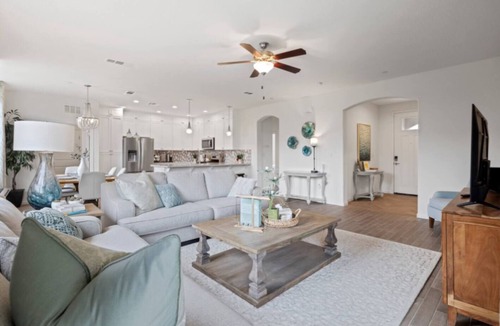 Tulare House | Clean, Lux, cozy Home near Sequoias and Outlet mall/Ag show