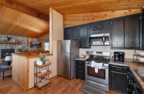 Upper Moonridge Cabin | Close to Bear Mountain Ski Resort, Golf Course and Zoo! PET FRIENDLY 🐾! Rock Fireplace! Mountain Views!
