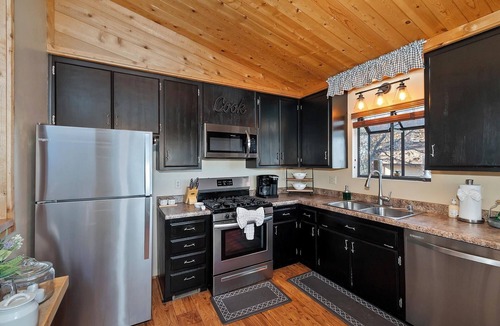 Upper Moonridge Cabin | Close to Bear Mountain Ski Resort, Golf Course and Zoo! PET FRIENDLY 🐾! Rock Fireplace! Mountain Views!