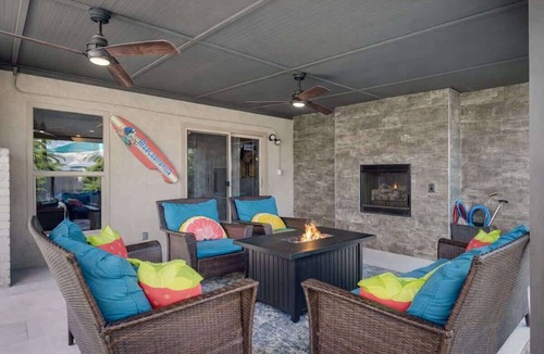 Rancho Oakey House | Close to Strip | Heated Pool, Game Room, sleeps 8