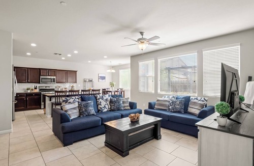Raisin House | Clovis House, Sleeps 10, Hammock, Covered Patio, Game Table