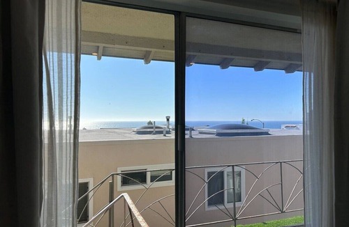 The Strand Apartment | Coastal Studio Ocean View in Manhattan Beach