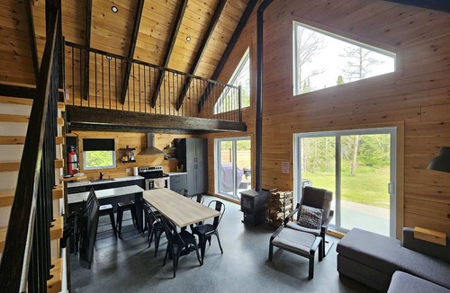 Saint-David-de-Falardeau Ski Chalet | Comfort and River - Le Hamac