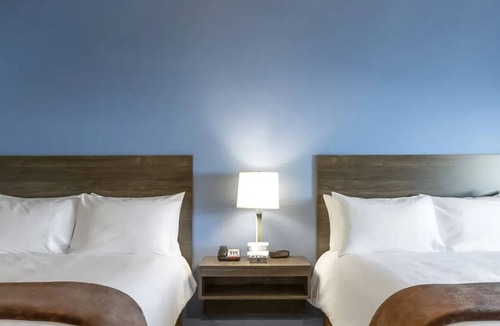 Redding Hotel | Comfortable 3-Room Retreat by Turtle Bay, Shops & Scenic River