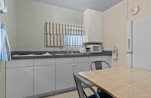 Walker Hotel | Comfortable cabin for two with full kitchen and a freshly updated bathroom, near Topaz Lake