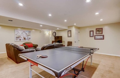West Jordan House | Comfortable Family-Sized Home w/4br 3 bath, ping pong, fast wifi and hot tub!