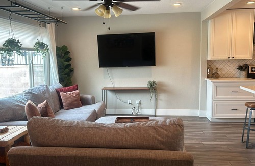 Townsite House | Comfy & Cozy - walk to Water Street!
