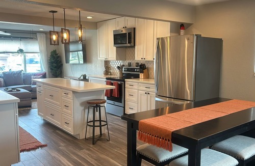 Townsite House | Comfy & Cozy - walk to Water Street!