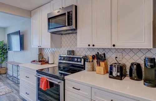Townsite House | Comfy & Cozy - walk to Water Street!