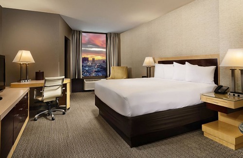 Downtown Las Vegas Hotel | Convenient Las Vegas Stay! Superb Location, Free Parking, Onsite Swimming Pool!
