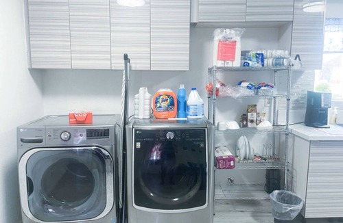 Las Vegas House | Convenient life. There are stations, supermarkets, restaurants around the house,