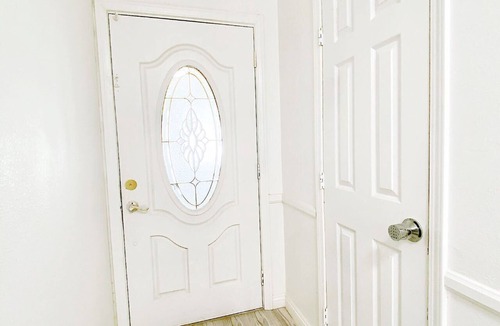 Las Vegas House | Convenient life. There are stations, supermarkets, restaurants around the house,