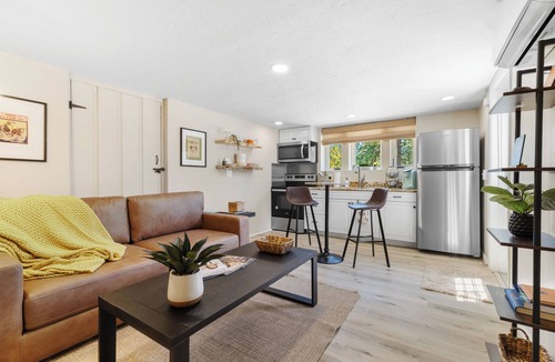 Prescott Cottage | Cottage on Park Ave! 1 mile to Whiskey Row. Entire house + Casita. Dog friendly