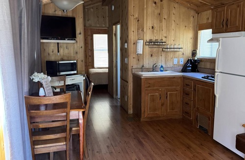 Winters Cottage | Cottage, Sleeps 6, Wheelchair & Pet Friendly - Creekside Cottage, 1 Bedroom, Sleeps 4-6, Wheelchair & Pet Friendly