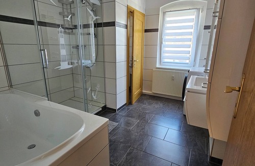 Teichwolframsdorf Apartment | Cozy vacation apartment on the alpaca farm