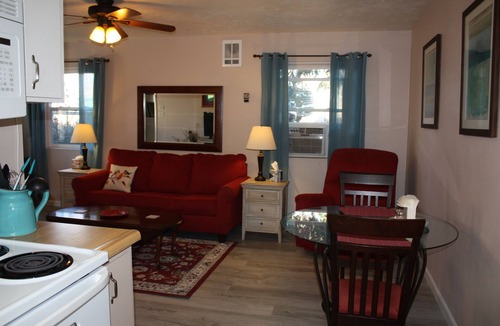 Prescott House | Cozy 1 Bedrm/1 Bth, Walk to Downtown, Pet Friendly, Fenced yard, Covered Patio