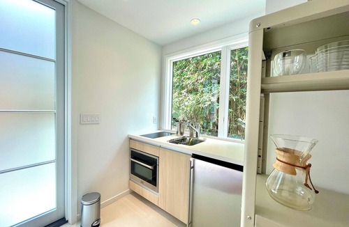 Leucadia House | Cozy 1-bedroom beach bungalow in beautiful Encinitas 1 block from surf with AC