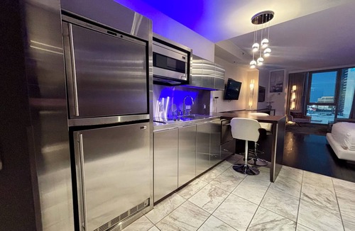 Las Vegas Hotel | Cozy 1-bedroom hotel suite with AC in marvelous Las Vegas view