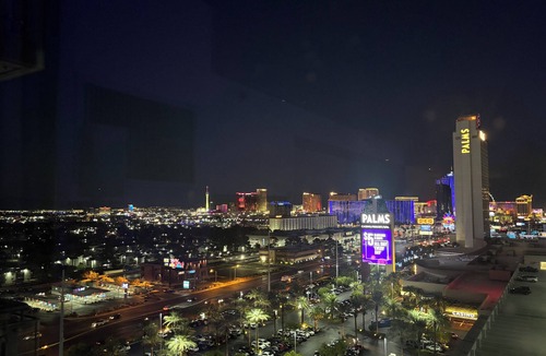 Las Vegas Hotel | Cozy 1-bedroom hotel suite with AC in marvelous Las Vegas view