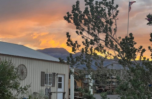 Las Vegas Cabin | Cozy 2-bedroom cabin in amazing Las Vegas with AC and gym