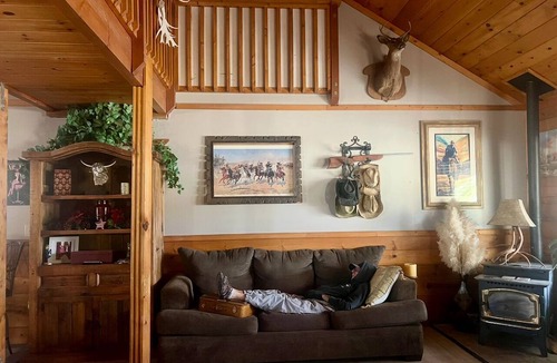 Las Vegas Cabin | Cozy 2-bedroom cabin in amazing Las Vegas with AC and gym