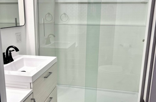 Harbor House | Cozy 2-bedroom house in gorgeous Carson with AC for relaxing stays