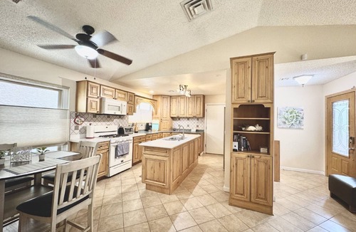 Henderson House | Cozy 2-bedroom house in Henderson with WiFi, AC, Solar