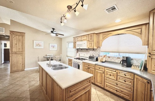Henderson House | Cozy 2-bedroom house in Henderson with WiFi, AC, Solar