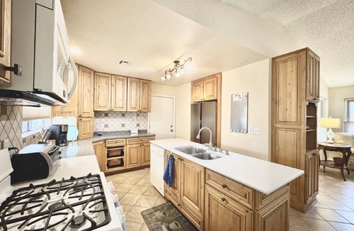 Henderson House | Cozy 2-bedroom house in Henderson with WiFi, AC, Solar