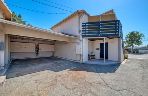 Monrovia Apartment | Cozy Apt Mins From Downtown Myrtle & Metro Station