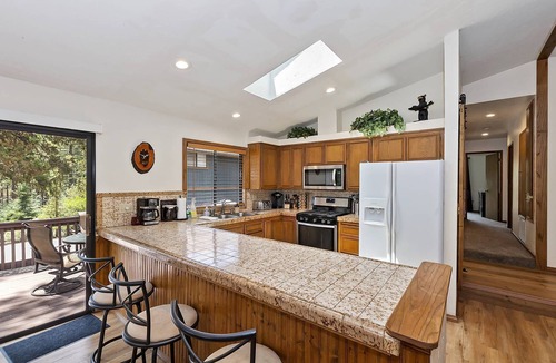 Fox Farm Cabin | Cozy Bear Den by Destination Big Bear : 3 Bedroom, 2.5 Bath located in Prestigious Skyview Estates/Fox Farm! Outdoor Hot Tub!