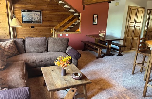 Mammoth Lakes Condo | Cozy Cabin Feel Condo! Ideal Location On A Quiet Cul De Sac 5% WEEKLY DISCOUNT