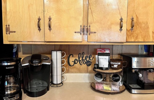 Upper Moonridge Cabin | Cozy Cabin Near Zoo, Golf, Trails, Lake Family & Dog Friendly Game Room