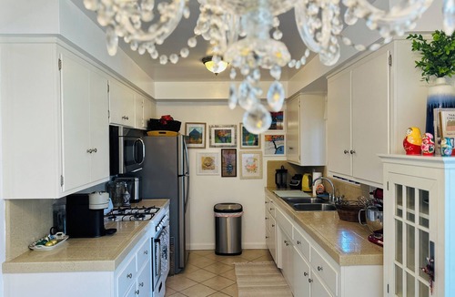 North Redondo Apartment | Cozy, charming 1-bedroom unit near the beach, with a piano.