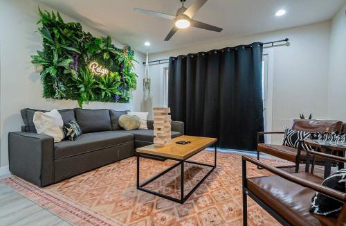 Woodland Springs House | Cozy Coast 3bedroom Condo w Pool & Hot Tub